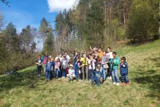 Dekleta in fantje iz Loč z rogovi in zvonci ob &Scaron;entjurjevem kresu. / Foto: Va&scaron;ka Skupnost Loče