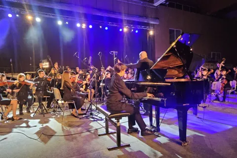 Anej Krotec je ob spremljavi simfoničnega orkestra krstno izvedel klavirsko skladbo, ki jo je sam napisal. / Foto: Foto Boni