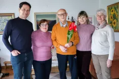 100 letnik Franc Cijan Primskovo z leve Božo Zupan predsednik KS, Silva Bizjak predsednica KO KR, Franc Cijan, Tatjana Primožič hči, Ivica Pelko poverjenica / Foto: Tina Dokl