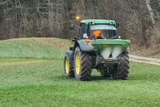 In&scaron;pekcija je na vodovarstvenih območjih preverjala tudi ostanke fitofarmacevtskih sredstev v tleh. Slika, ki prikazuje gnojenje z mineralnimi gnojili, je simbolična. / Foto: Cveto Zaplotnik