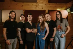 V novi izvedbi, naslovljeni Tebi (v dvoje), se Ianu pridružuje ženski vokal, prepoznavna Gorenjka, pevka Z&aacute;li. / Foto: Arhiv Zasedbe (Miha Dolenc)