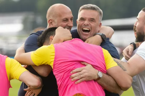Trener Domžalčanov Anton Žlogar se je &scaron;e ob koncu lanske sezone takole veselil obstanka v ligi, potem ko so bili v / Foto: Peter Ko&scaron;enina
