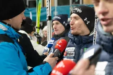 Glavna slovenska favorita za medaljo na svetovnem prvenstvu v poletih sta Domen Prevc (v ozadju) in Anže Lani&scaron;ek. / Foto: Peter Ko&scaron;enina