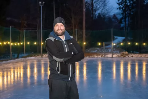 Zunanje drsali&scaron;če Zavr&scaron;nica Zavrh bar Žirovnicana fotografiji Nejc Iskra najemnik Zavrh bar / Foto: Nik Bertoncelj