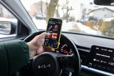 uporaba telefona v avtu med vožnjo telefon / Foto: Tina Dokl