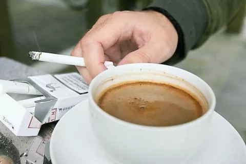 Kava in kajenje sta v samostojni Sloveniji postali zelo potratni razvadi. / Foto: Tina Dokl