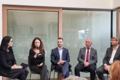 Na okrogli mizi, ki jo je vodila Martina Kolenc Novak (skrajno levo), so sodelovali (z leve): Petra &Scaron;karja, Ale&scaron; Ugov&scaron;ek, Franci Kranjc in Matjaž Čemažar. / Foto: Mateja Rant