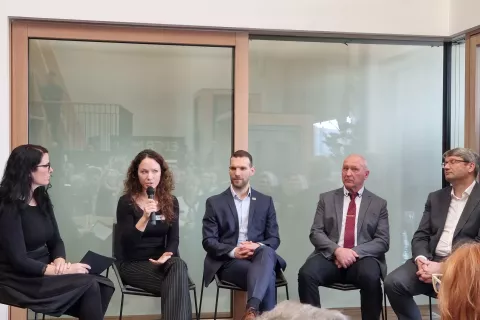 Na okrogli mizi, ki jo je vodila Martina Kolenc Novak (skrajno levo), so sodelovali (z leve): Petra &Scaron;karja, Ale&scaron; Ugov&scaron;ek, Franci Kranjc in Matjaž Čemažar. / Foto: Mateja Rant