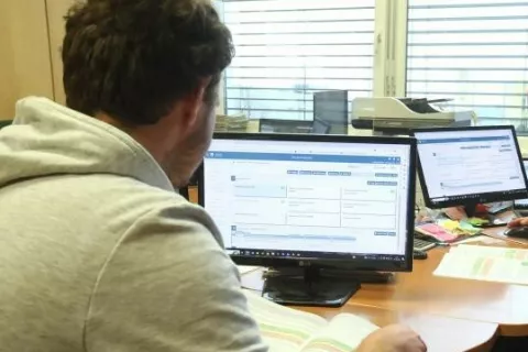 Med izpolnjevanjem zbirne vloge za neposredna in druga kmetijska plačila / Foto: Arhiv Gg