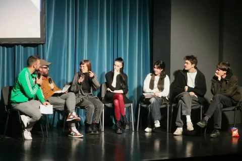 Andrej Podbev&scaron;ek in Matic Sterle v pogovoru z nagrajenimi ustvarjalci leto&scaron;njega Festivala svobodne video produkcije: Brina Fekonja, Pika Terpin in prisotna ekipa Hiemsa. / Foto: Alenka Brun