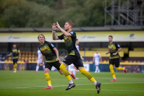 Nogometa&scaron;i Kalcer Radomlje so se veselili prve zmage v novi sezoni, ki je bila &scaron;e slaj&scaron;a, saj so premagali sosede iz Domžal. Junak tekme je bil z dvema zadetkoma Matej Malen&scaron;ek. / Foto: Matic Zorman