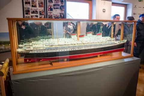 Most med zgodovino in modelarstvom