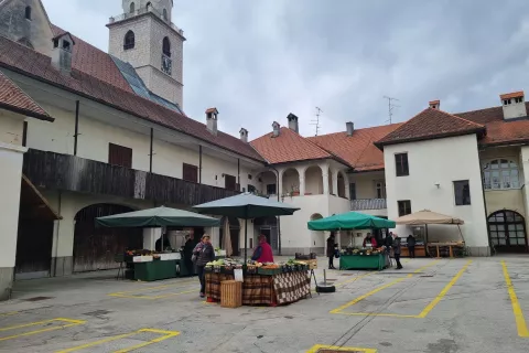 Mestna tržnica oziroma Petrčkova hi&scaron;a v Kranju / Foto: Simon &Scaron;ubic