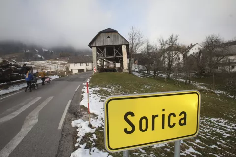 vas Sorica avtobus avtobusno postajali&scaron;če ukinitev prenehanje vožnja tabla redna linija Arriva / Foto: Gorazd Kavčič