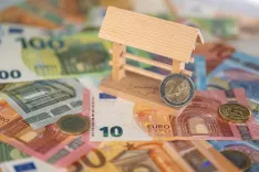 Simbolična fotografija ekonomija, finance, evro, denar. / Foto: Nik Bertoncelj