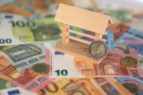 Simbolična fotografija ekonomija, finance, evro, denar. / Foto: Nik Bertoncelj