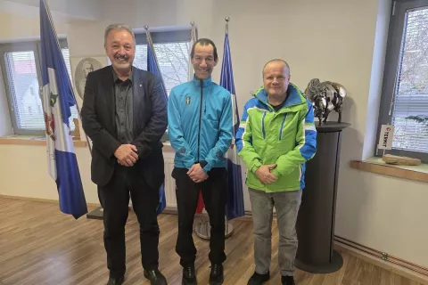 Župan Občine Moravče dr. Milan Balažic (levo) je Primoža Peterko Peterko sprejel na 30-obletnico njegove prve zmage v svetovnem pokalu. / Foto: Arhiv Občine Moravče