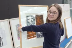 Karin Grom z veseljem opravlja delo v Narodni galeriji. / Foto: Arhiv Narodne Galerije