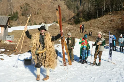 Pastor iz Velike planine se je veselil naziva najbolj&scaron;e maske na smučeh. / Foto: Alenka Brun