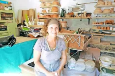 Tatjana Hlačer v svoji lončarski delavnici / Foto: 