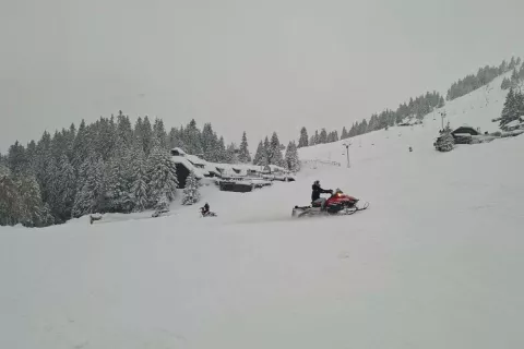 Krvavec, Kri&scaron;ka planina: Uničene proge po vožnji z motornimi sanmi / Foto: Facebook/krvavec
