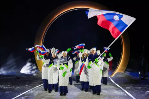 Italija, Predazzo.Otvoritvena slovesnost zimskih olimpijskih iger Milano Cortina 2026 v Predazzu.Slovenski &scaron;portniki na mimohodu. / Foto: Matej Družnik/sta