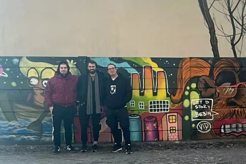 Člani Fantazijske fabrike, za njimi pa 150 metrov zidu, ki so ga prelevili v popotovanje v nove dimenzije. / Foto: Arhiv Dru&scaron;tva