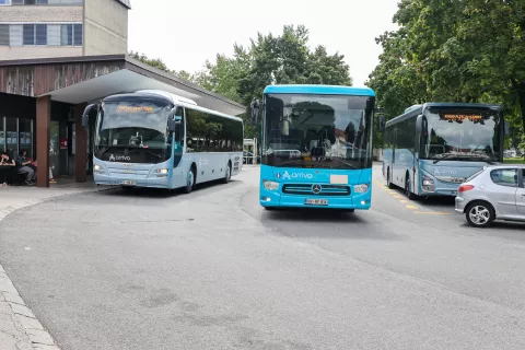simbolična avtobus avtobusno postajali&scaron;če avtobusna postaja Radovljica / Foto: Tina Dokl