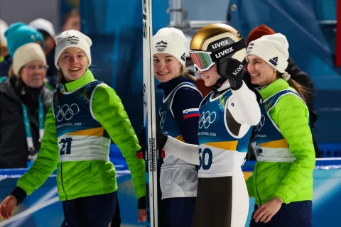 Nika Prevc po osvojitvi srebrne medalje v družbi reprezentančnih kolegic, samih Gorenjk (od leve) Maje Kovačič, Nike Vodan in Katre Komar. / Foto: Matej Družnik/sta