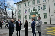 Minister za javno upravo Franc Props s sodelavci, direktorico direktorata za stvarno premoženje Majo Pogačar, načelnikom UE Radovljica Denisom R&ouml;kom in državnim sekretarjem Juretom Trbičem ogledal v družbi radovlji&scaron;kega župana Cirila Globočnika. / Foto: Marjana Ahačič