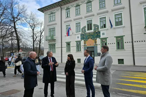 Minister za javno upravo Franc Props s sodelavci, direktorico direktorata za stvarno premoženje Majo Pogačar, načelnikom UE Radovljica Denisom R&ouml;kom in državnim sekretarjem Juretom Trbičem ogledal v družbi radovlji&scaron;kega župana Cirila Globočnika. / Foto: Marjana Ahačič