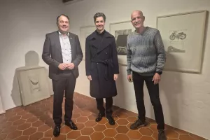 Ministrski obisk v Galeriji Pre&scaron;ernovih nagrajencev: (z leve) Matej Arčon, Luka Mesec in vodja galerije Marko Arnež. / Foto: Igor Kavčič