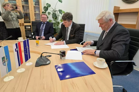 Sporazum o financiranju spremembe prostorskega načrta sta podpisala minister za obrambo Borut Sajovic in župan Bohinja Jože Sodja. / Foto: Marjana Ahačič