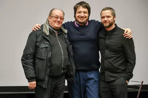 prvenec To je rop! Celovečerni igrani film komedija 2024 Slovenija z leve Gojmir Le&scaron;njak vloga ribič &Scaron;čuka, Gregor Andol&scaron;ek režija, Stane Tomazin v filmu Rajko / Foto: Tina Dokl