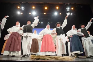 Folklorna skupina FS Kamnik, na prireditvi Ples in glasba izpod kamni&scaron;kih planin 2025. Kamnik, 29. 11. 2025 / Foto: Matic Zorman