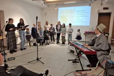 Učenci izbirnih tečajev sloven&scaron;čine so zapeli skupaj s Pre&scaron;ernom, ki ga je uspe&scaron;no upodobil njihov učitelj Primož Mirtič Dolenec. / Foto: Jože Ko&scaron;njek