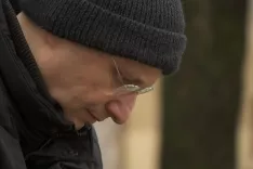 V tretjem delu je svojo zgodbo o jecljanju predstavil Tržičan dr. Kozma Ahačič. / Foto: Arhiv Oddaje