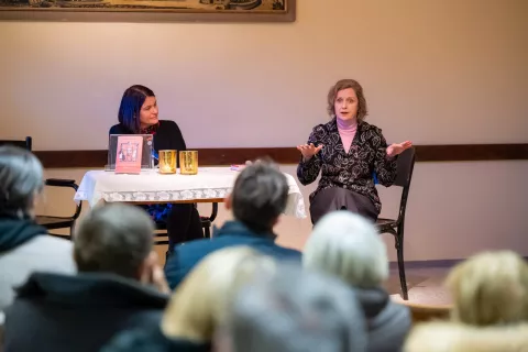 Predstavitev romana Vse je postalo plamenAvtorica Nata&scaron;a Konc LorenzuttiRoman o akademski kiparki Liza HribarZaložba Slovenska maticamoderatorka pogovora in urednica Zarika Snoj Verbov&scaron;ekKulturni dom Kropa 23.1.2026na fotografiji avtorica romana Nata&scaron;a Konc Lorenzutti (desno)in moderatorka pogovora in urednica Zarika Snoj Verbov&scaron;ek / Foto: Nik Bertoncelj