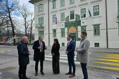 Minister si je ogledal Čebelico