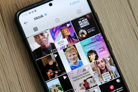 Safe.si mladim svetuje, naj se uprejo vrstni&scaron;kim in družbenim pritiskom k objavljanju slik ter razgaljanju samega sebe na internetu in naj raje poskrbijo, da njihova samopodoba, počutje in sreča ne bodo odvisni od odzivov, ki jih dobivajo na svoje objave. / Foto: Gorazd Kavčič / Foto: 