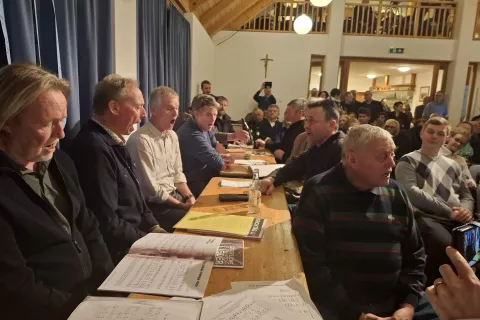 Pevska skupina Ilegalci pod vodstvom Franza Moertla (drugi z leve) je prepevala stare in pogoste pozabljene ziljske narečne pesmi. / Foto: Jože Ko&scaron;njek