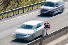 Simbolična fotografija avtocesta hitra cesta znak omejitev hitrosti 110 km/h / Foto: Nik Bertoncelj