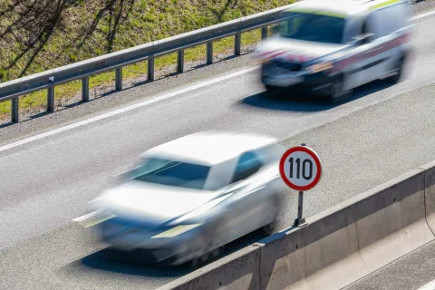 Simbolična fotografija avtocesta hitra cesta znak omejitev hitrosti 110 km/h / Foto: Nik Bertoncelj