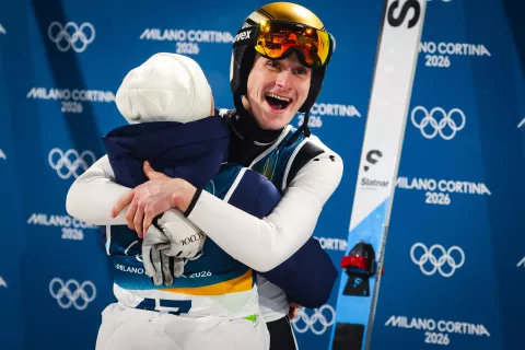 Italija, Predazzo.Zimske olimpijske igre 2026.Smucarski skoki, velika skakalnica, mo&scaron;ki.Olimpijski prvak na veliki skakalnici Domen Prevc. / Foto: Matej Družnik/sta