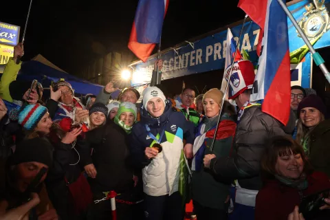 Italija, Predazzo.Druzenje v Predazzu po osvojeni zlati medalji Domna Prevca. / Foto: Matej Druznik/sta