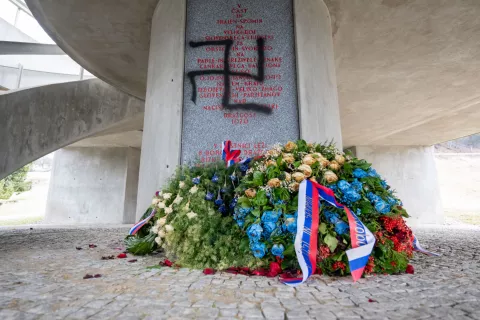 Vandalizem na Spomeniku dražgo&scaron;ki bitki v Dražgo&scaron;ah / Foto: Primož Pičulin