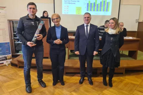 Priznanje za kravo z življenjsko mlečnostjo nad 100.000 kilogramov mleka je prejel tudi rejec Janez &Scaron;krjanc iz Seničnega (prvi z leve), ob tem pa tudi čestitke Marka Lotriča, dr. Vide Čadonič &Scaron;pelič in dr. Tatjane Pirman. / Foto: Cveto Zaplotnik