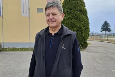 Blaž Cuderman na dvori&scaron;ču Zavoda Marianum.  / Foto: Jože Ko&scaron;njek