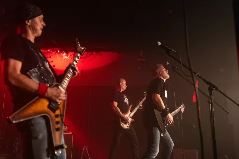 Sarcasm v polnem zamahu med koncertno predstavitvijo albuma Soulless Machine v medvo&scaron;kem Klubu Jedro. / Foto: Matic Zorman