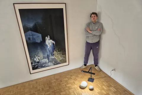 Jon Derganc ob dveh svojih delih v Galeriji Pogled / Foto: Igor Kavčič